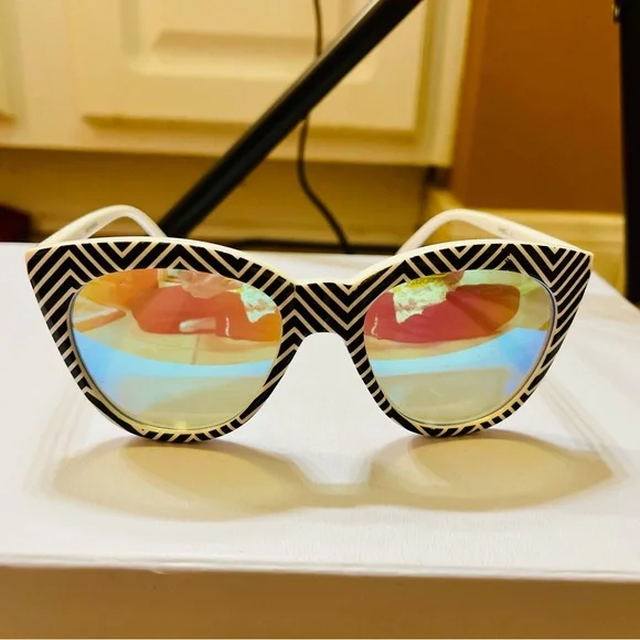 Quay Australia Zigzag Sunglasses with Reflective Lenses - Picture 8 of 9